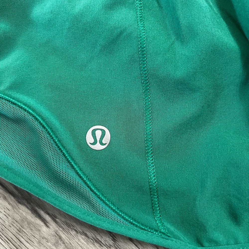 Lululemon Hotty Hot LR Short 2.5 size 10 - Picture 4 of 4